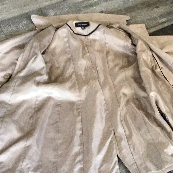Jones New York Women’s Raincoat - Picture 7 of 7